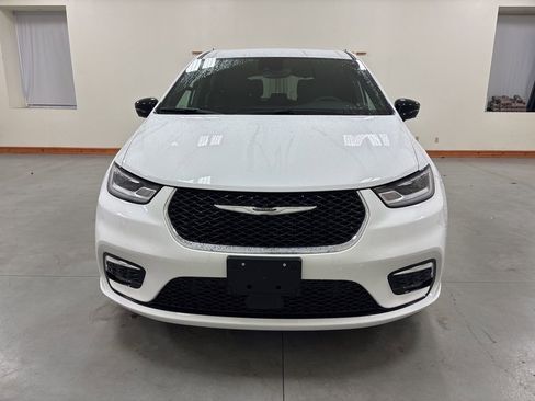 New 2026 Chrysler Pacifica Select image 3