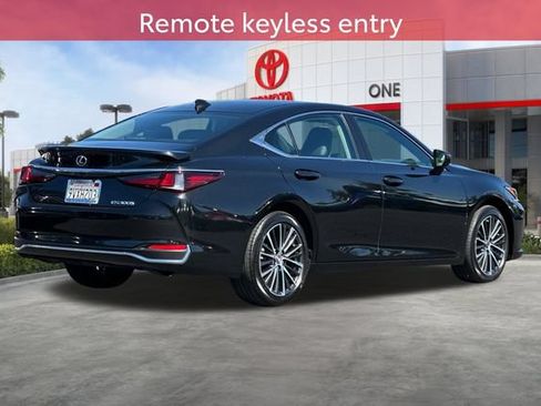 Used 2025 Lexus ES 300h w/ Premium Package FWD image 4