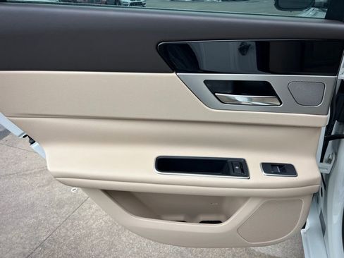 Used 2016 Jaguar XF Premium image 23