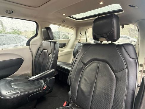 Used 2018 Chrysler Pacifica Limited image 8