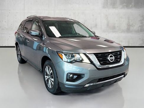 Used 2017 Nissan Pathfinder SV image 3