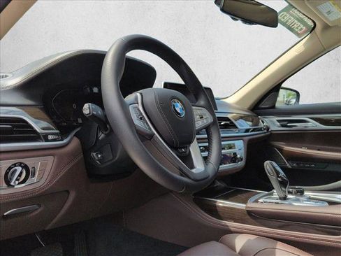 Used 2022 BMW 750i xDrive w/ Executive Package AWD/4WD image 10