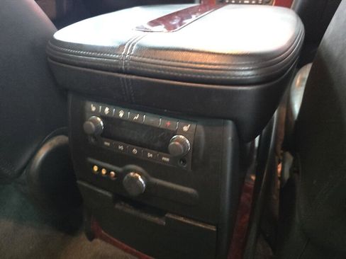 Used 2011 Cadillac Escalade ESV Luxury image 25