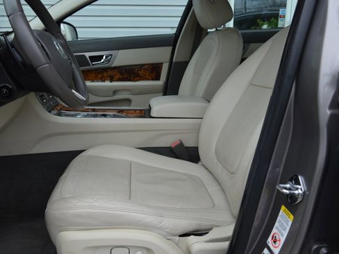 Used 2010 Jaguar XF Premium image 12