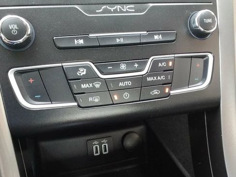 Used 2019 Ford Fusion SE FWD image 24