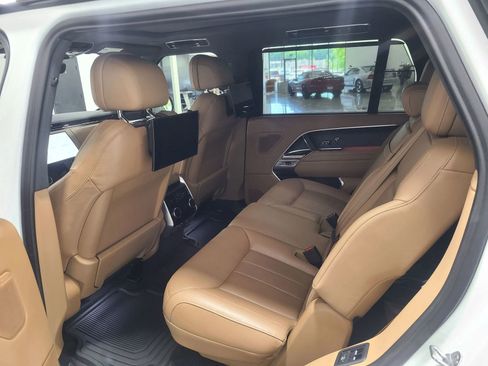 Used 2023 Land Rover Range Rover Long Wheelbase SE image 10