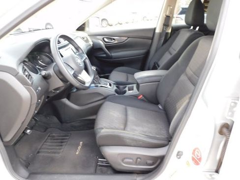 Certified 2019 Nissan Rogue SV image 3