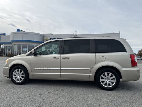 Used 2013 Chrysler Town & Country Touring image 5