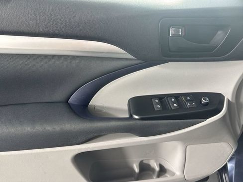 Used 2019 Toyota Highlander LE AWD/4WD image 19