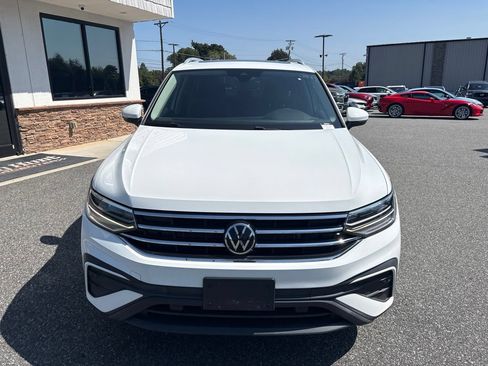 Used 2022 Volkswagen Tiguan SE w/ Panoramic Sunroof Package AWD/4WD image 12