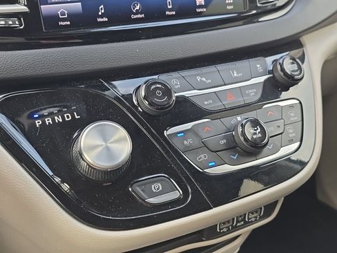 Used 2024 Chrysler Pacifica Touring-L FWD image 33