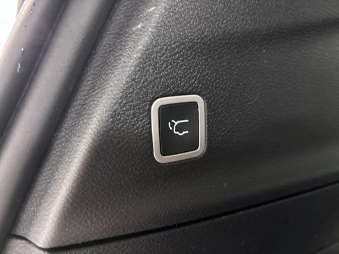 Used 2017 Chrysler Pacifica Limited w/ UConnect Theater Package FWD image 40