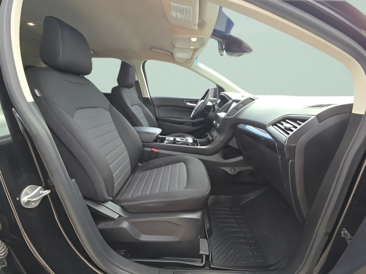 Used 2020 Ford Edge SE FWD image 19
