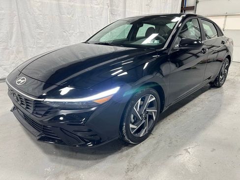 Used 2025 Hyundai Elantra SEL w/ Cargo Package image 3