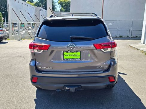 Used 2017 Toyota Highlander XLE AWD/4WD image 6