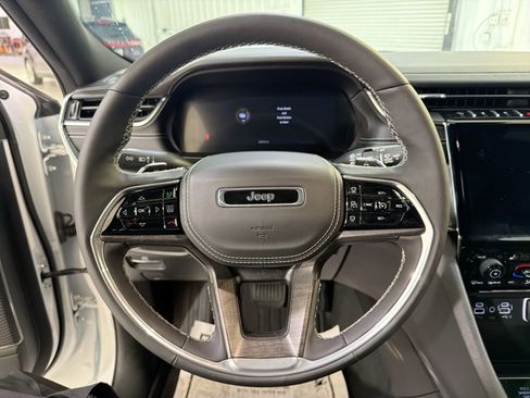 Used 2025 Jeep Grand Cherokee L Overland AWD/4WD image 13