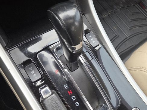 Used 2016 Honda Accord Touring image 29