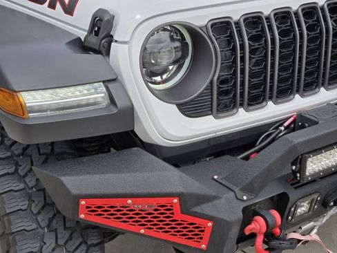Used 2024 Jeep Gladiator Rubicon AWD/4WD image 9
