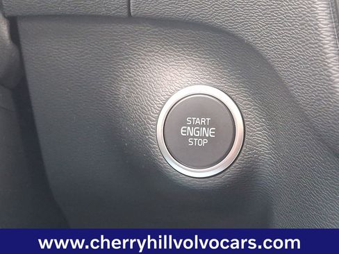 Certified 2025 Volvo XC40 B5 Ultra w/ Protection Package Premier image 25