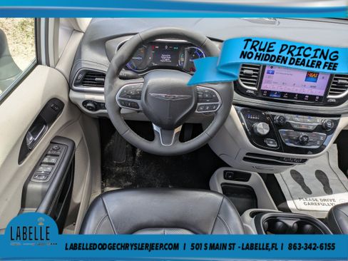Used 2023 Chrysler Pacifica Touring-L FWD image 12