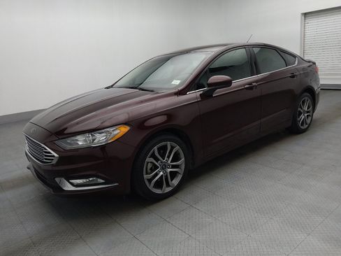 Used 2017 Ford Fusion SE w/ Equipment Group 201A FWD image 2