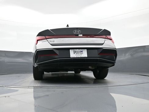 Certified 2025 Hyundai Elantra SEL image 30