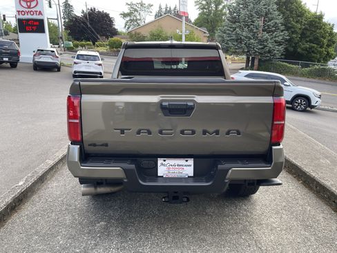 Certified 2025 Toyota Tacoma TRD Off-Road AWD/4WD image 5