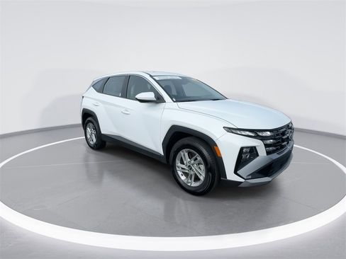 Used 2025 Hyundai Tucson SE image 2