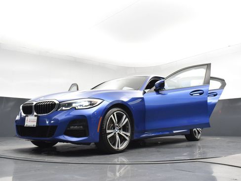 Used 2020 BMW 330i xDrive Sedan w/ M Sport Package AWD/4WD image 33