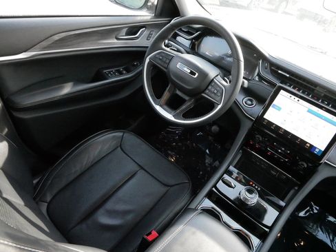 Used 2023 Jeep Grand Cherokee Limited w/ Luxury Tech Group II image 9