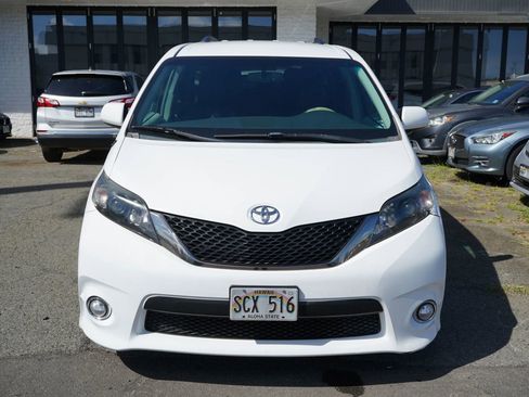 Used 2014 Toyota Sienna SE FWD image 4