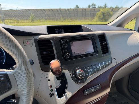 Used 2014 Toyota Sienna XLE AWD/4WD image 22