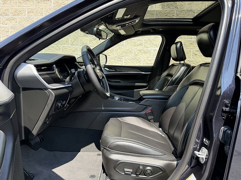 Used 2024 Jeep Grand Cherokee Limited AWD/4WD image 23
