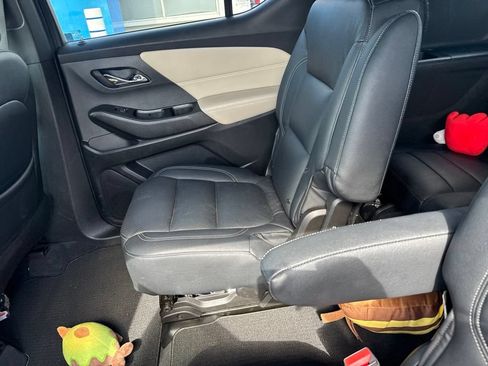 Used 2023 Chevrolet Traverse LT FWD image 12