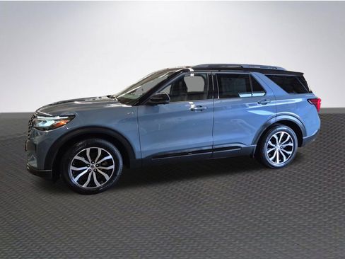 Used 2025 Ford Explorer ST-Line w/ Premium Package RWD image 2