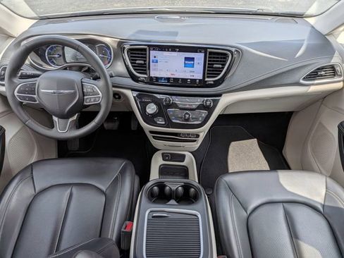 Used 2023 Chrysler Pacifica Touring-L FWD image 15
