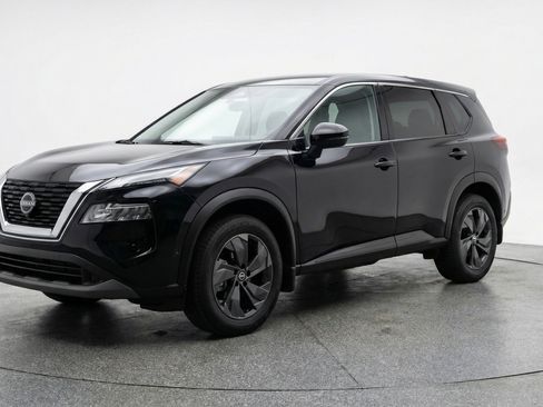 Used 2025 Nissan Rogue SV image 3