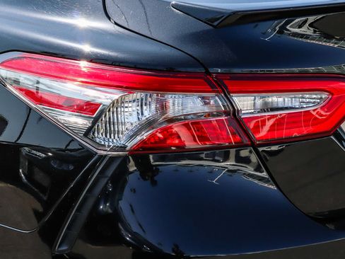 Used 2018 Toyota Camry SE FWD image 11