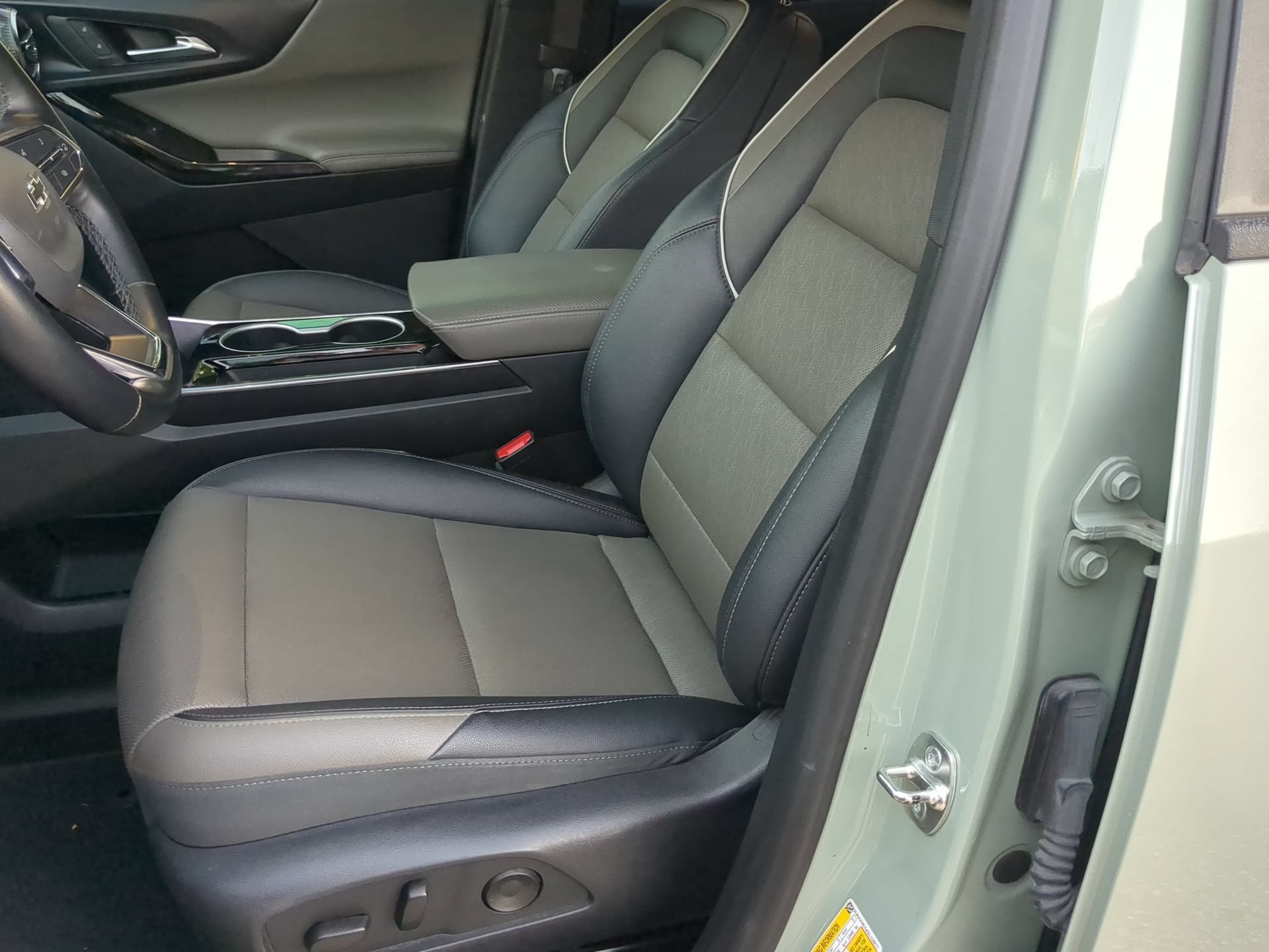 Used 2025 Chevrolet Equinox LT w/ Convenience Package II FWD image 56