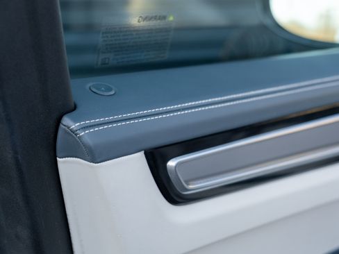 Certified 2023 Porsche Cayenne Platinum Edition image 17