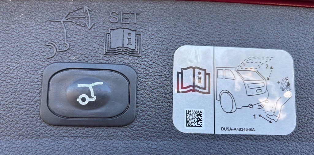 Used 2018 Ford Escape Titanium w/ Ford Safe & Smart Package AWD/4WD image 41
