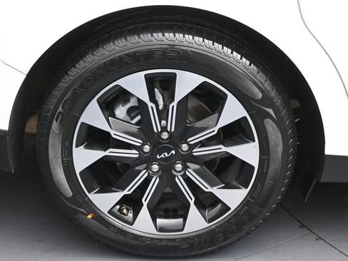 Used 2024 Kia Carnival EX FWD image 36
