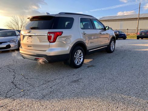 Used 2017 Ford Explorer XLT image 5