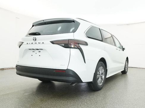 New 2026 Toyota Sienna XLE image 24
