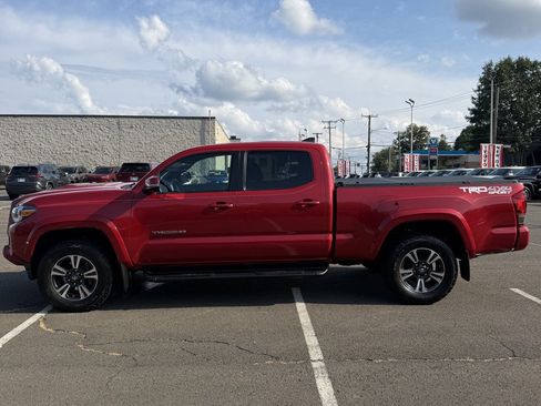 Used 2017 Toyota Tacoma TRD Sport w/ Premium & Technology Package AWD/4WD image 4