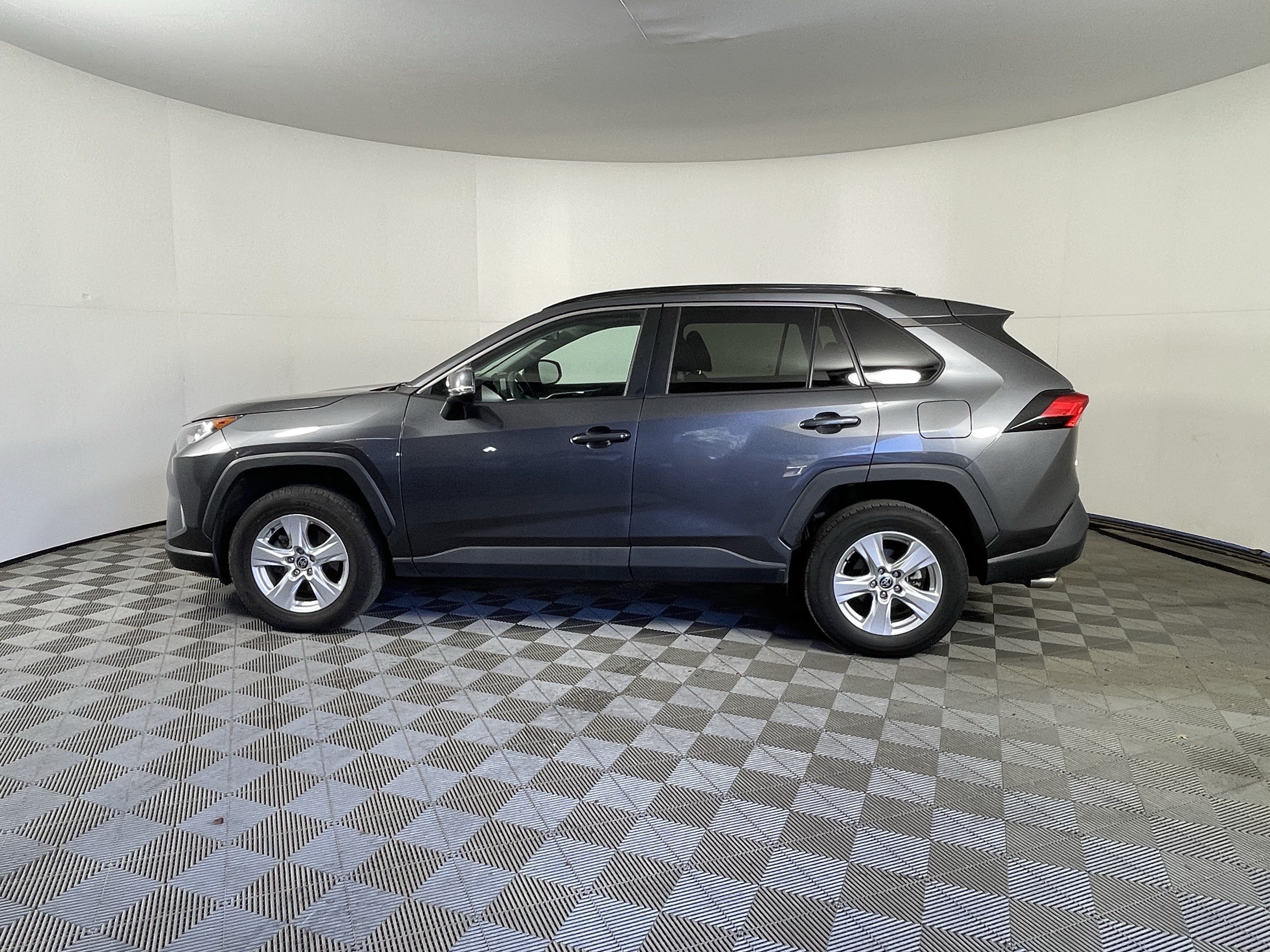 Used 2021 Toyota RAV4 XLE AWD/4WD image 2