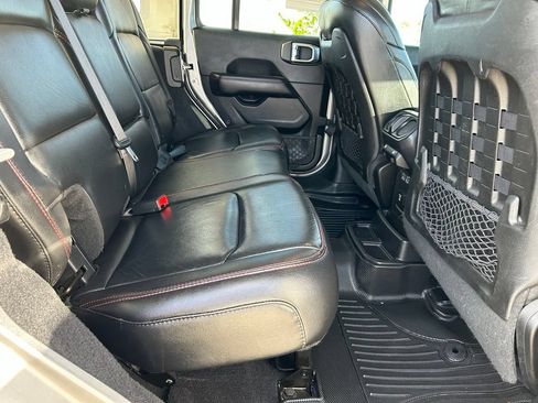 Used 2019 Jeep Wrangler Unlimited Rubicon w/ Cold Weather Group AWD/4WD image 30