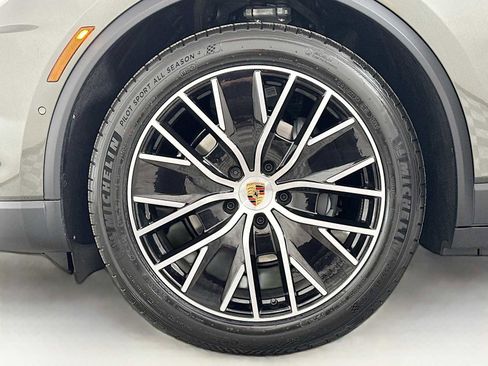 Certified 2025 Porsche Macan Electric image 30