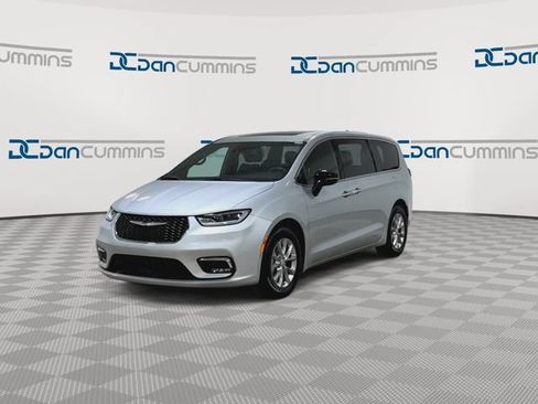 New 2026 Chrysler Pacifica Limited FWD image 5