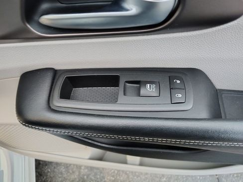 Used 2020 Chrysler Voyager LX image 29